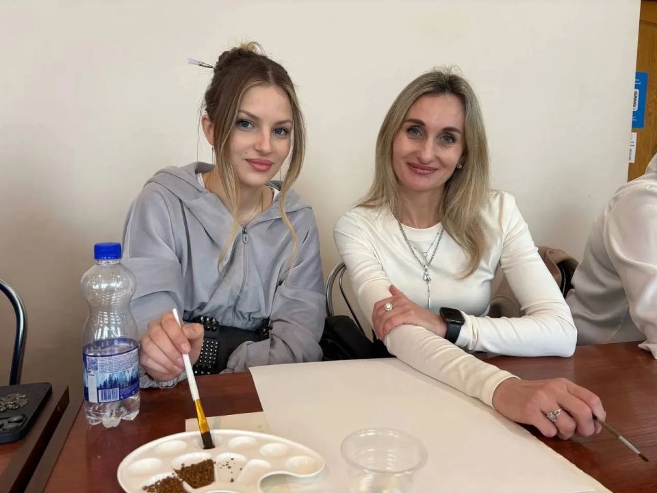 Рисуем настроение вместе. Комиссия по делам несовершеннолетних и защите их прав муниципального образования городской округ Докучаевск продолжает реализацию инициатив, направленных на укрепление семейных ценностей Рисуем настроение вместе. Комиссия по делам несовершеннолетних и защите их прав муниципального образования городской округ Докучаевск продолжает реализацию инициатив, направленных на укрепление семейных ценностей