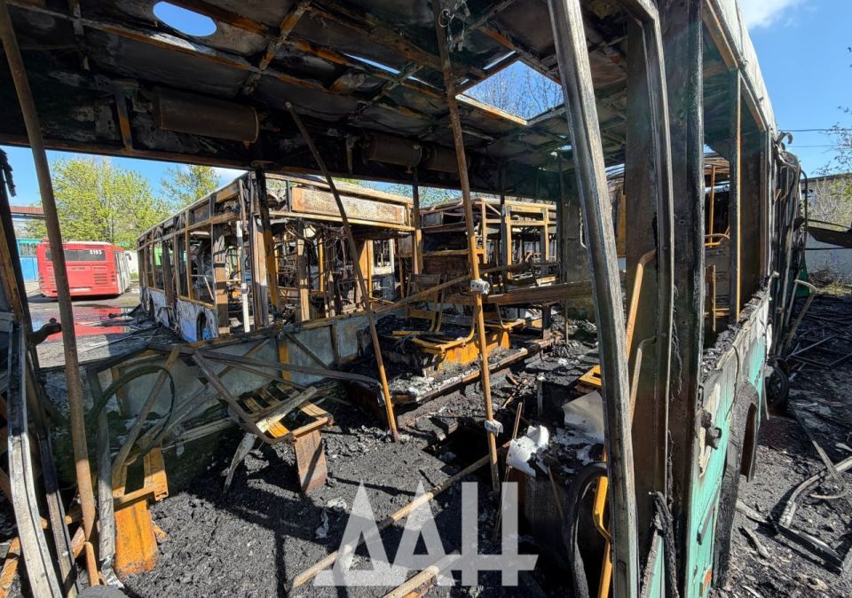 ФОТО: Последствия атаки ВСУ на автопарк в Донецке, где сгорели семь автобусов ФОТО: Последствия атаки ВСУ на автопарк в Донецке, где сгорели семь автобусов
