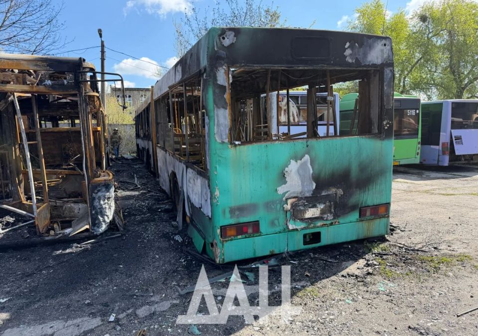ФОТО: Последствия атаки ВСУ на автопарк в Донецке, где сгорели семь автобусов ФОТО: Последствия атаки ВСУ на автопарк в Донецке, где сгорели семь автобусов