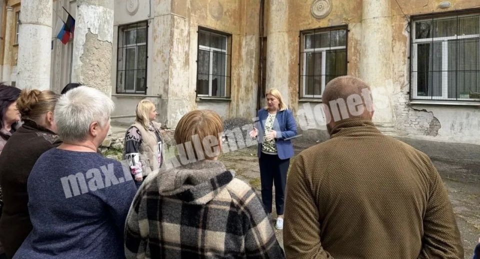 В Пролетарском районе состоялась встреча с трудовым коллективом Дворца культуры им. XX-летия Победы, которую провела заместитель главы администрации г.о. Донецк. Пристальное внимание к обращениям Дончан осуществляется в... В Пролетарском районе состоялась встреча с трудовым коллективом Дворца культуры им. XX-летия Победы, которую провела заместитель главы администрации г.о. Донецк. Пристальное внимание к обращениям Дончан осуществляется в...