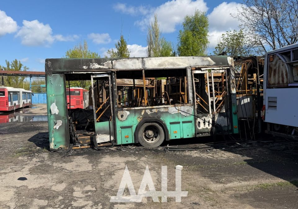 ФОТО: Последствия атаки ВСУ на автопарк в Донецке, где сгорели семь автобусов ФОТО: Последствия атаки ВСУ на автопарк в Донецке, где сгорели семь автобусов