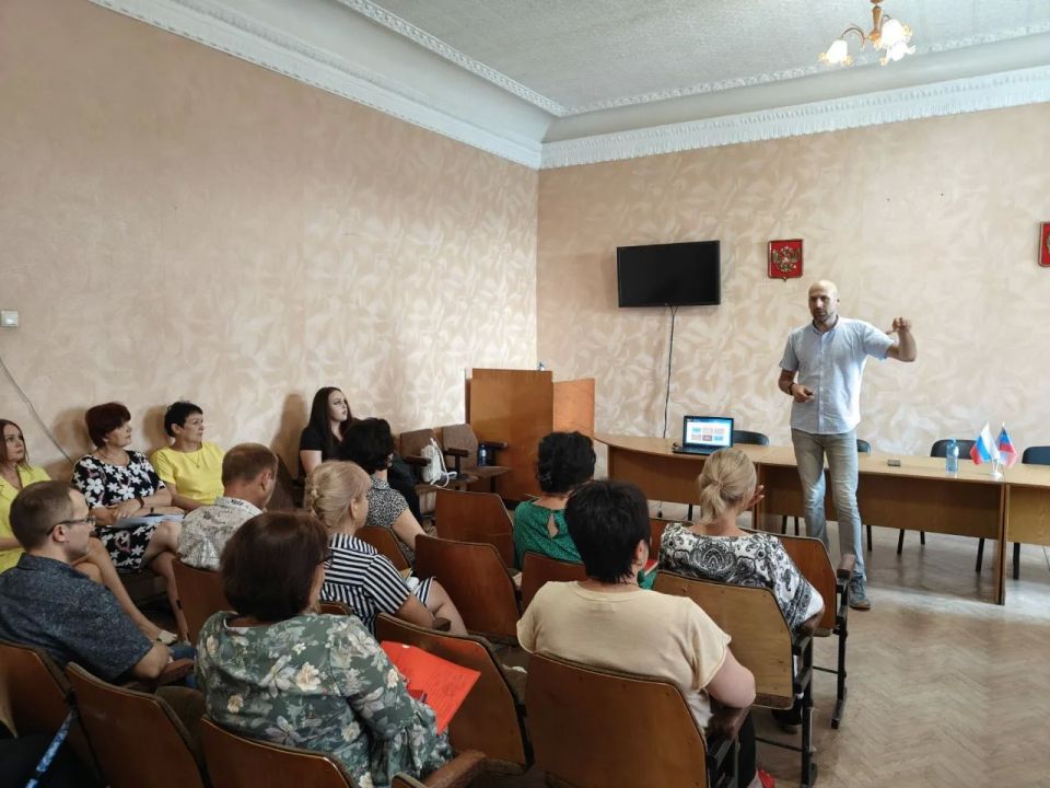 Сергей Ермаков: В школах и техникуме промышленности и сферы услуг городского округа Снежное Российское общество «Знание» провело серию просветительских мероприятий Сергей Ермаков: В школах и техникуме промышленности и сферы услуг городского округа Снежное Российское общество «Знание» провело серию просветительских мероприятий