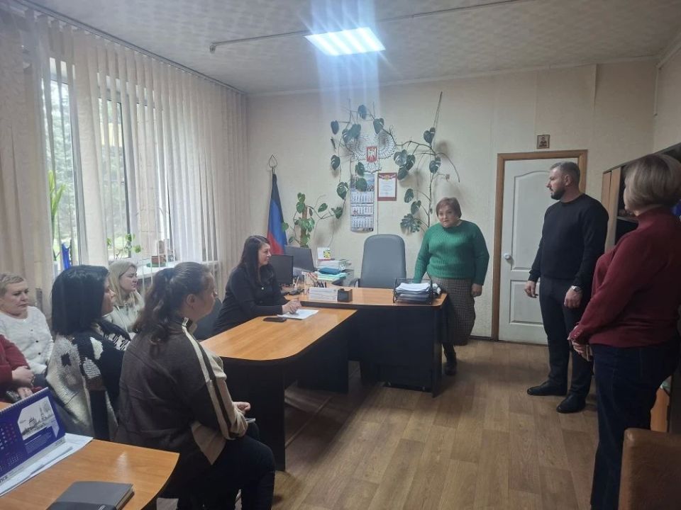 Сегодня, 21 апреля, по поручению Главы ДНР Дениса Пушилина, спикер-активист Алексей Боршош и депутат Народного Совета Наталья Бурцева провели встречу с трудовым коллективом Клиентской службы (на правах отдела) в Кировском... Сегодня, 21 апреля, по поручению Главы ДНР Дениса Пушилина, спикер-активист Алексей Боршош и депутат Народного Совета Наталья Бурцева провели встречу с трудовым коллективом Клиентской службы (на правах отдела) в Кировском...