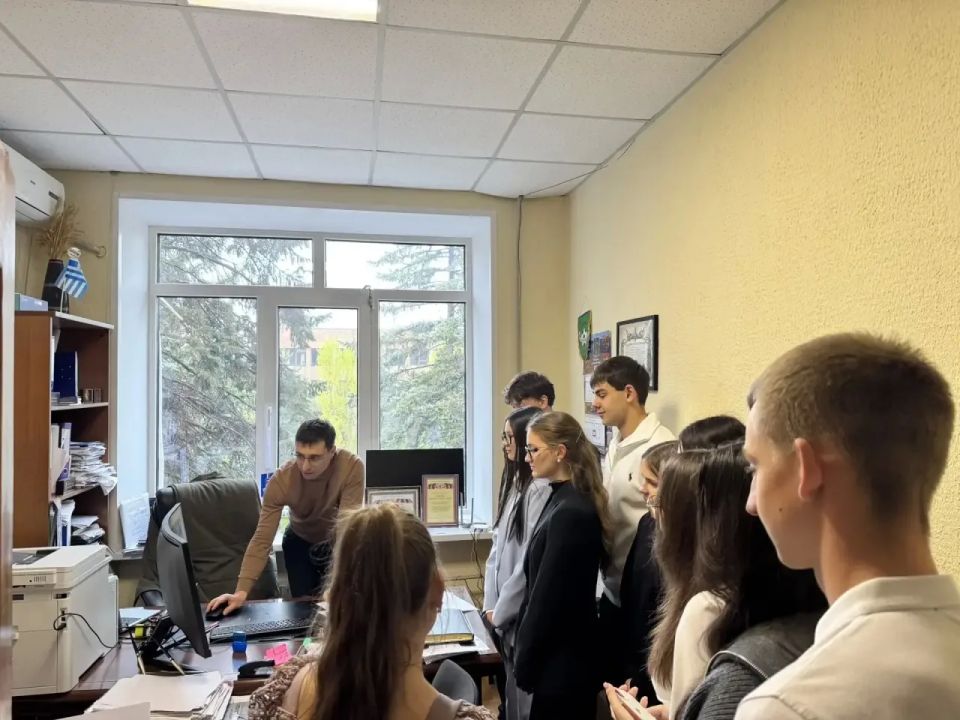 Знакомство с управлением: школьники Мангуша посетили Администрацию Знакомство с управлением: школьники Мангуша посетили Администрацию