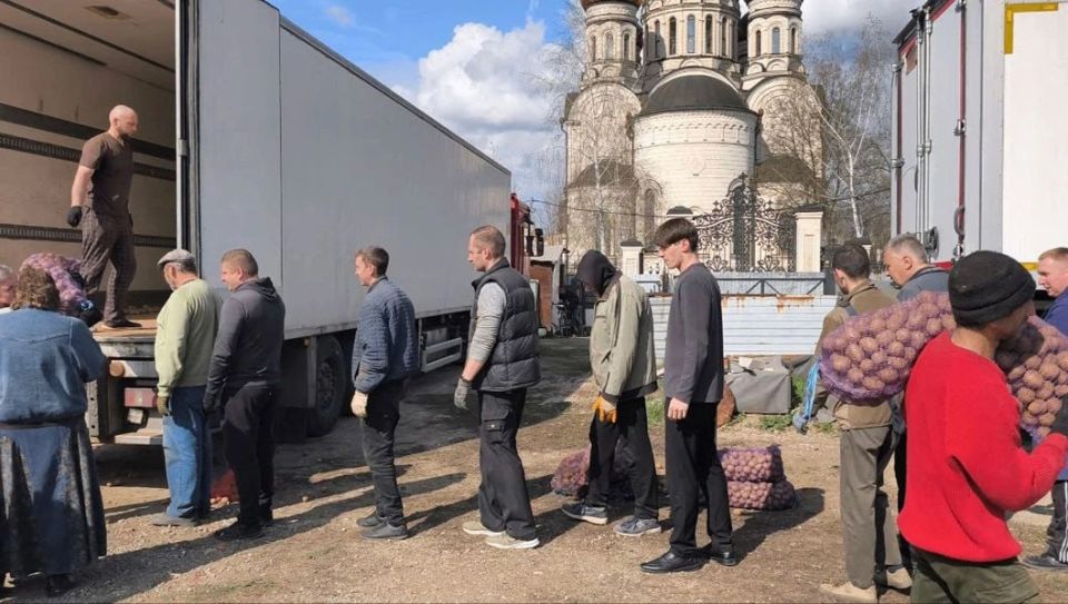 Александр Волошин: #гуманитарнаяпомощь. Совместно с региональным отделением общероссийского движения «Народный Фронт» ДНР и АНО «Сила Мира» в Светлую седмицу оказали продовольственную помощь жителям Горловки В составе... Александр Волошин: #гуманитарнаяпомощь. Совместно с региональным отделением общероссийского движения «Народный Фронт» ДНР и АНО «Сила Мира» в Светлую седмицу оказали продовольственную помощь жителям Горловки В составе...