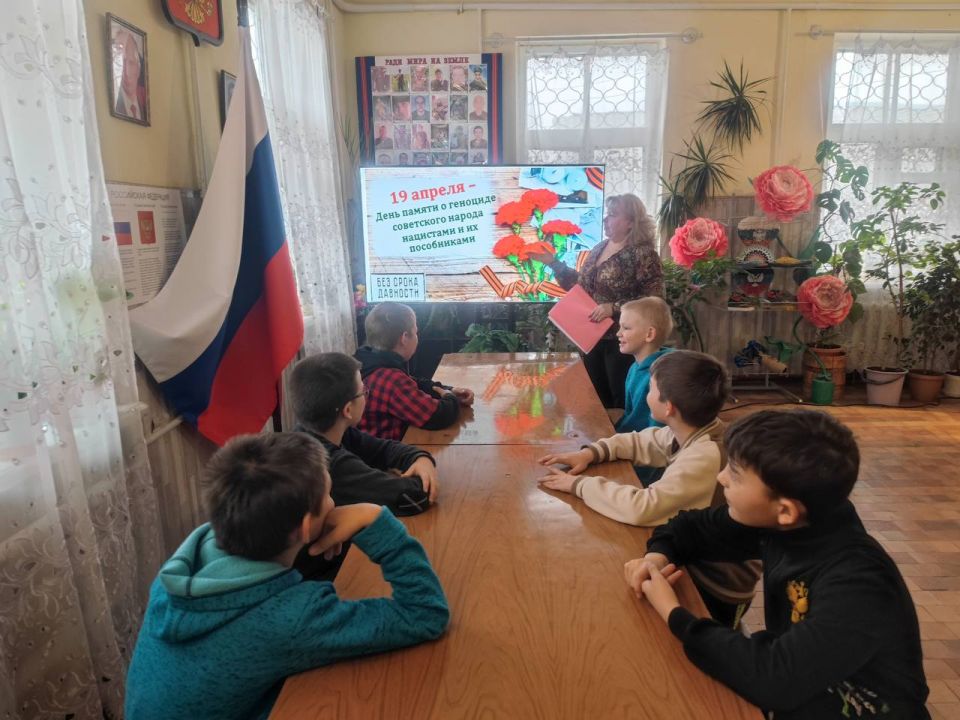 По партпроекту Единой России "Историческая память" в учреждениях культуры Снежного партийцы провели патриотические и просветительские мероприятия По партпроекту Единой России "Историческая память" в учреждениях культуры Снежного партийцы провели патриотические и просветительские мероприятия