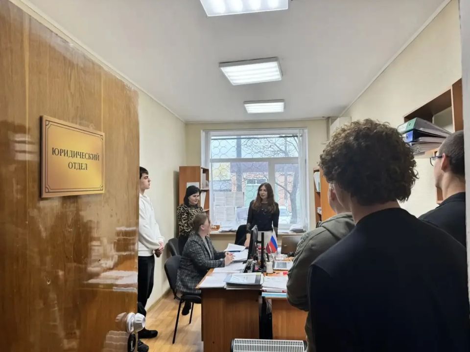 Знакомство с управлением: школьники Мангуша посетили Администрацию Знакомство с управлением: школьники Мангуша посетили Администрацию