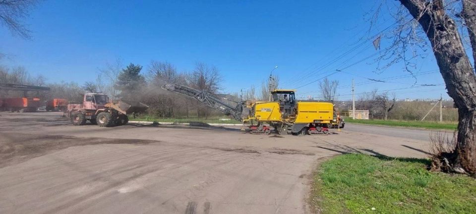 Спецтехника из Кузбасса ежедневно работает на благо Горловки Спецтехника из Кузбасса ежедневно работает на благо Горловки