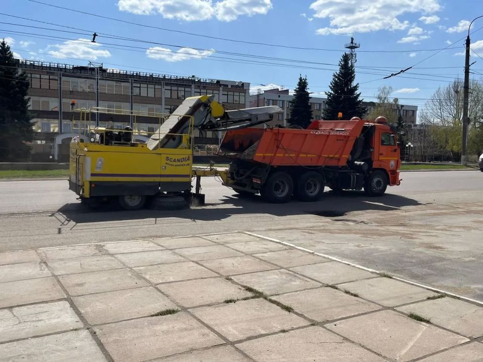Спецтехника из Кузбасса ежедневно работает на благо Горловки Спецтехника из Кузбасса ежедневно работает на благо Горловки