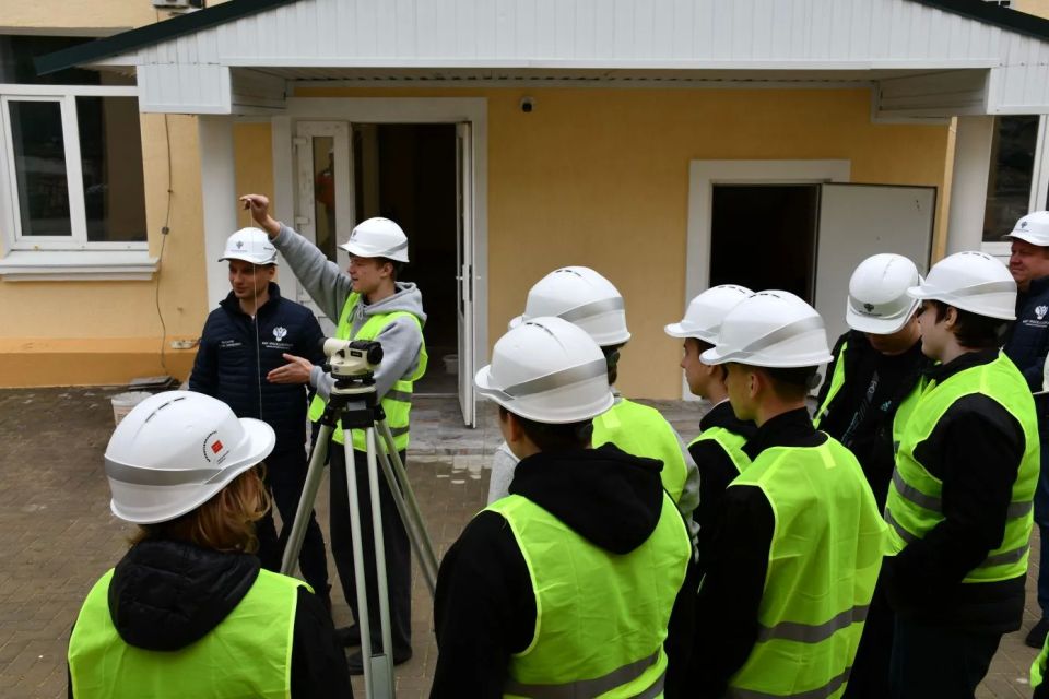 Согласно плану профориентационных мероприятий по введению в специальность "Строительство и эксплуатация зданий и сооружений", в рамках программ ФП "Профессионалитет" национального проекта "Молодёжь и дети", заместитель... Согласно плану профориентационных мероприятий по введению в специальность "Строительство и эксплуатация зданий и сооружений", в рамках программ ФП "Профессионалитет" национального проекта "Молодёжь и дети", заместитель...