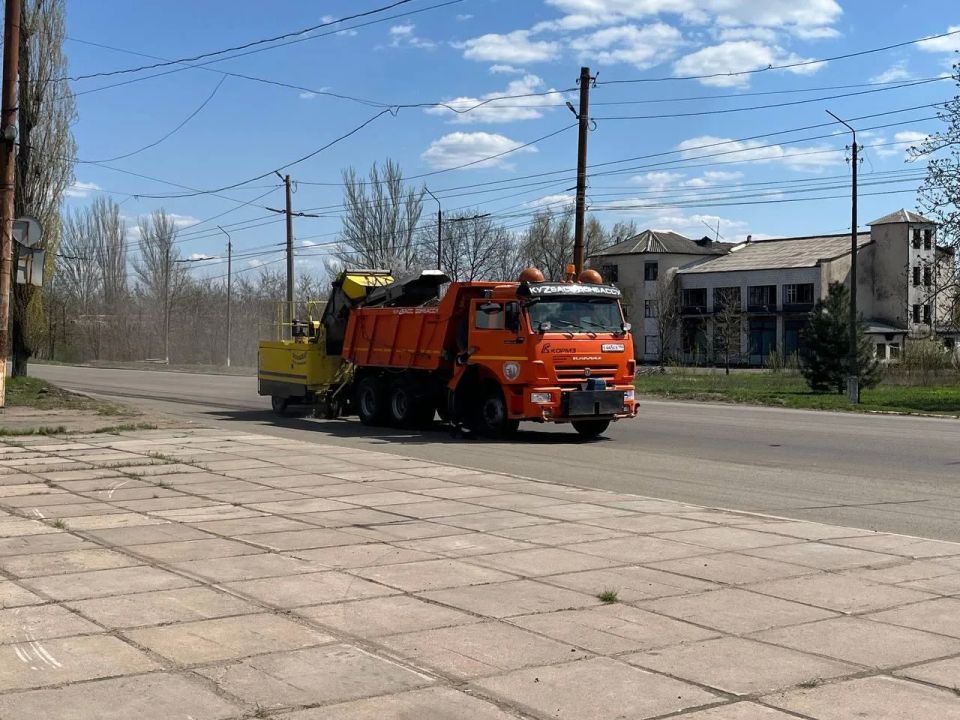 Спецтехника из Кузбасса ежедневно работает на благо Горловки Спецтехника из Кузбасса ежедневно работает на благо Горловки