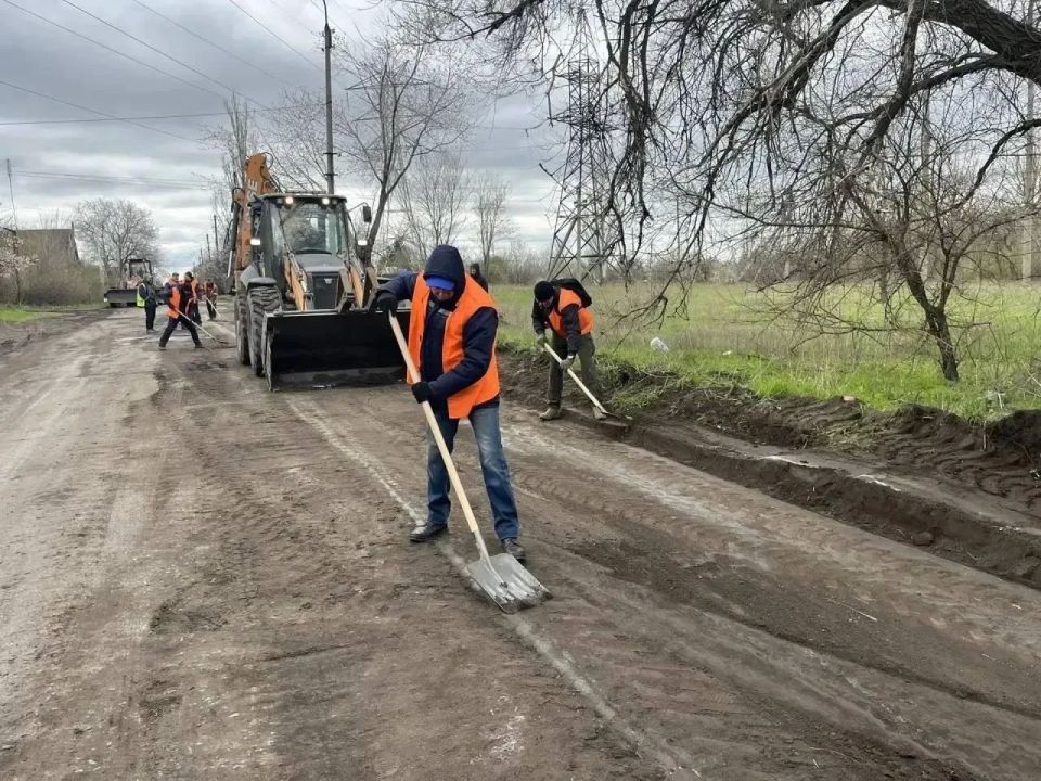 Спецтехника из Кузбасса ежедневно работает на благо Горловки Спецтехника из Кузбасса ежедневно работает на благо Горловки