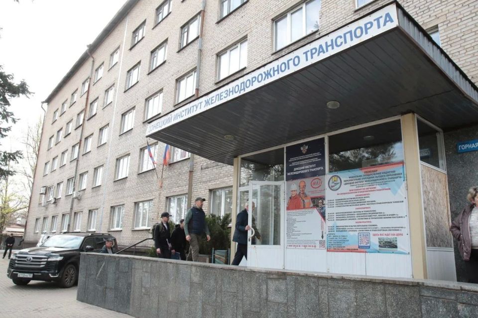 Александр Бондаренко: На днях с рабочим визитом Республику посетил глава Федерального агентства железнодорожного транспорта Александр Сахаров Александр Бондаренко: На днях с рабочим визитом Республику посетил глава Федерального агентства железнодорожного транспорта Александр Сахаров