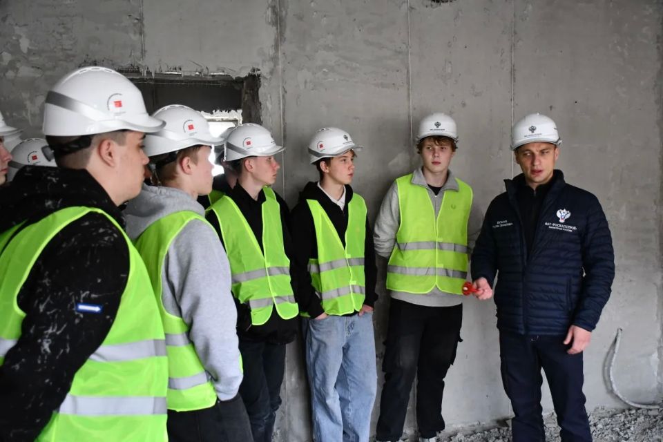 Согласно плану профориентационных мероприятий по введению в специальность "Строительство и эксплуатация зданий и сооружений", в рамках программ ФП "Профессионалитет" национального проекта "Молодёжь и дети", заместитель... Согласно плану профориентационных мероприятий по введению в специальность "Строительство и эксплуатация зданий и сооружений", в рамках программ ФП "Профессионалитет" национального проекта "Молодёжь и дети", заместитель...