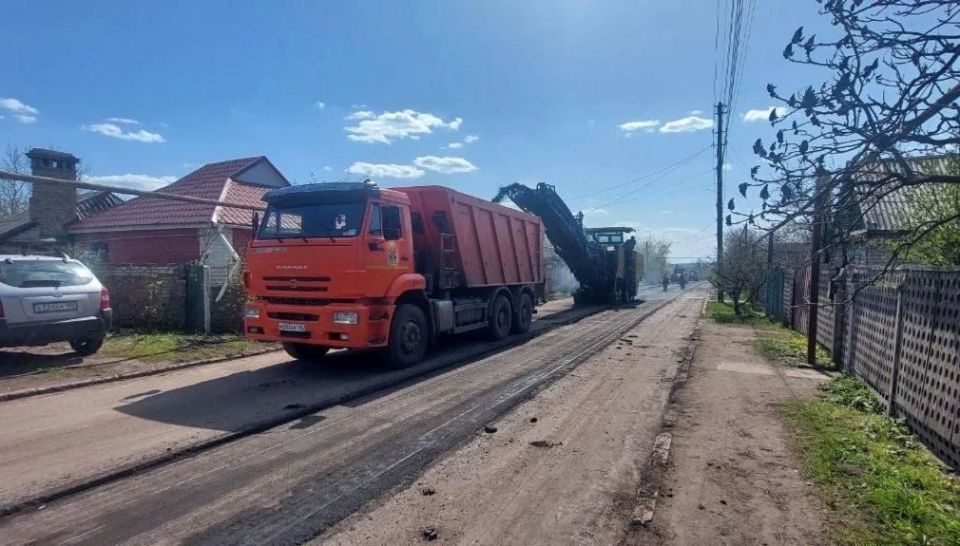 Спецтехника из Кузбасса ежедневно работает на благо Горловки Спецтехника из Кузбасса ежедневно работает на благо Горловки