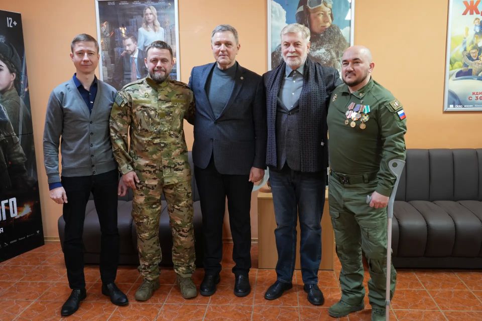 Сегодня нам выпала уникальная возможность — не просто увидеть замечательный документальный фильм «Самбист», но и пообщаться с его создателем, режиссёром и автором сценария Игорем Яринских, а также с реальным героем картины —... Сегодня нам выпала уникальная возможность — не просто увидеть замечательный документальный фильм «Самбист», но и пообщаться с его создателем, режиссёром и автором сценария Игорем Яринских, а также с реальным героем картины —...