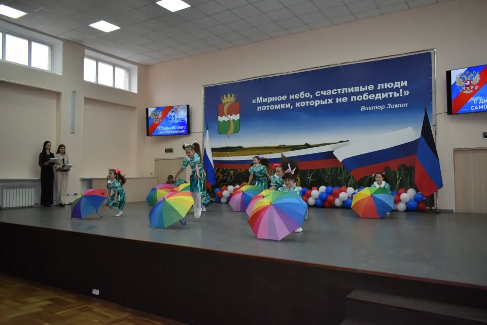 В администрации Амвросиевского муниципального округа состоялось торжественное мероприятие, посвященное Дню местного самоуправления В администрации Амвросиевского муниципального округа состоялось торжественное мероприятие, посвященное Дню местного самоуправления