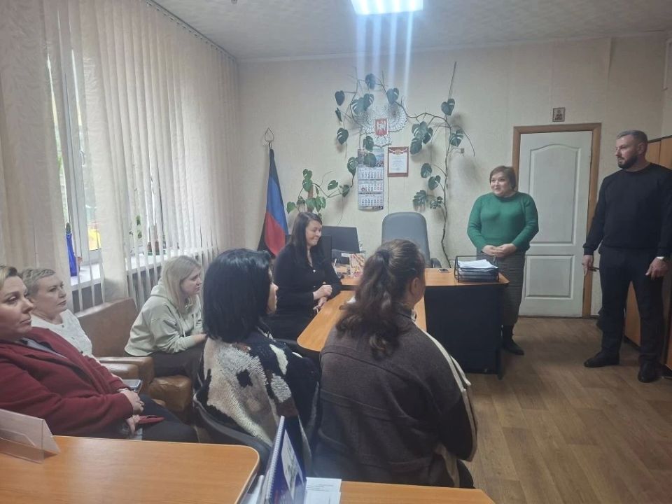 Сегодня, 21 апреля, по поручению Главы ДНР Дениса Пушилина, спикер-активист Алексей Боршош и депутат Народного Совета Наталья Бурцева провели встречу с трудовым коллективом Клиентской службы (на правах отдела) в Кировском... Сегодня, 21 апреля, по поручению Главы ДНР Дениса Пушилина, спикер-активист Алексей Боршош и депутат Народного Совета Наталья Бурцева провели встречу с трудовым коллективом Клиентской службы (на правах отдела) в Кировском...