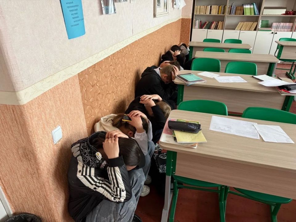 Сегодня 21 апреля в ГБОУ «Школа №6 им. Н. Я. Ильина г.о.Дебальцево» прошли всероссийские учения по отработке комплексного сценария «Действия работников, обучающихся, сотрудников охраны образовательных организаций, а также... Сегодня 21 апреля в ГБОУ «Школа №6 им. Н. Я. Ильина г.о.Дебальцево» прошли всероссийские учения по отработке комплексного сценария «Действия работников, обучающихся, сотрудников охраны образовательных организаций, а также...