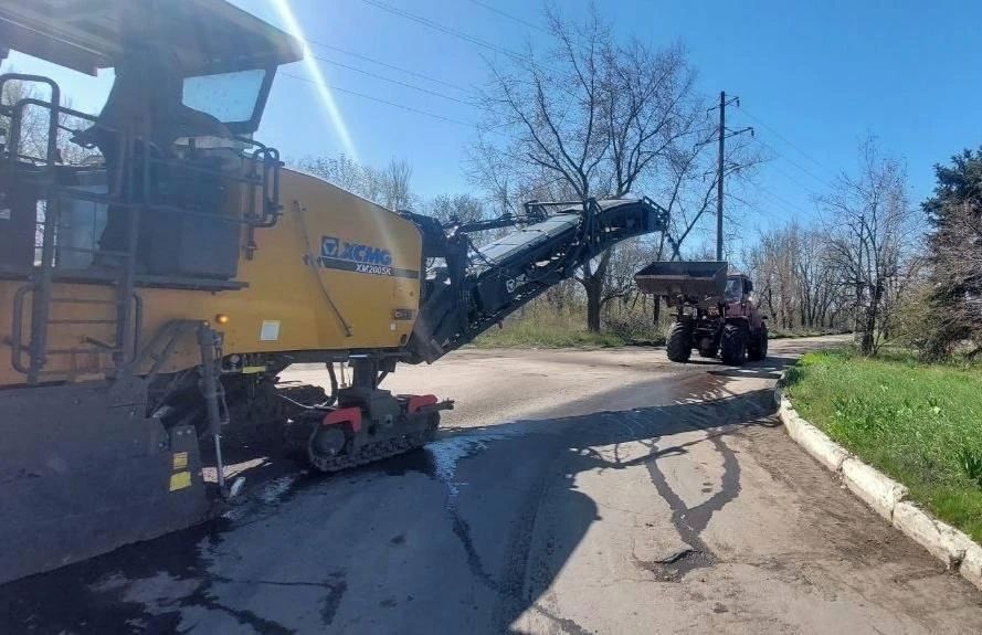 Спецтехника из Кузбасса ежедневно работает на благо Горловки Спецтехника из Кузбасса ежедневно работает на благо Горловки