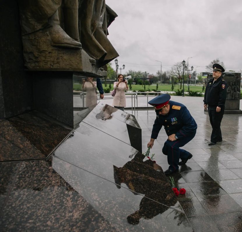 Сотрудники регионального следственного управления возложили цветы в день освобождения города Мариуполя Сотрудники регионального следственного управления возложили цветы в день освобождения города Мариуполя