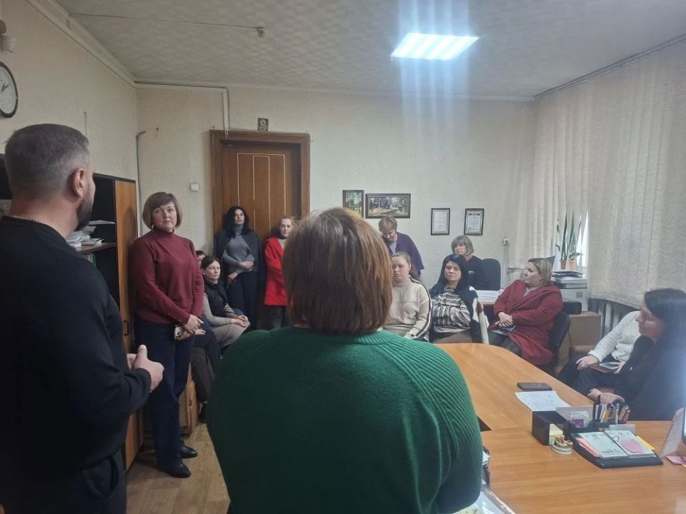 Сегодня, 21 апреля, по поручению Главы ДНР Дениса Пушилина, спикер-активист Алексей Боршош и депутат Народного Совета Наталья Бурцева провели встречу с трудовым коллективом Клиентской службы (на правах отдела) в Кировском... Сегодня, 21 апреля, по поручению Главы ДНР Дениса Пушилина, спикер-активист Алексей Боршош и депутат Народного Совета Наталья Бурцева провели встречу с трудовым коллективом Клиентской службы (на правах отдела) в Кировском...