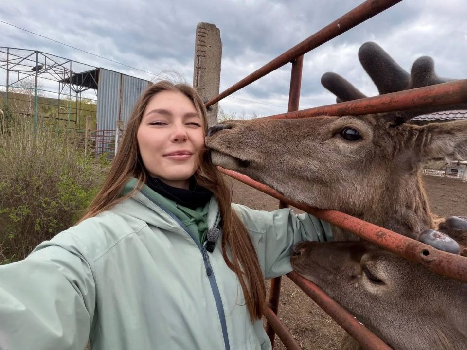 Марьяна Наумова: Зоопарк в селе Придорожное — один из крупнейших на Донбассе — поселил у себя около 12 тысяч животных, точнее количество посчитать сложно: одних крылатых около 8 тысяч Марьяна Наумова: Зоопарк в селе Придорожное — один из крупнейших на Донбассе — поселил у себя около 12 тысяч животных, точнее количество посчитать сложно: одних крылатых около 8 тысяч