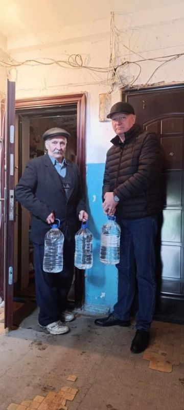 Роман Конев: 21 апреля 2026 года депутаты Горловского городского совета от «Единой России» – Елена Кузьмина, Евгений Прокопович, Александр Кунов, Эдуард Полепкин и Андрей Костюк посетили места подвоза воды и осуществили... Роман Конев: 21 апреля 2026 года депутаты Горловского городского совета от «Единой России» – Елена Кузьмина, Евгений Прокопович, Александр Кунов, Эдуард Полепкин и Андрей Костюк посетили места подвоза воды и осуществили...