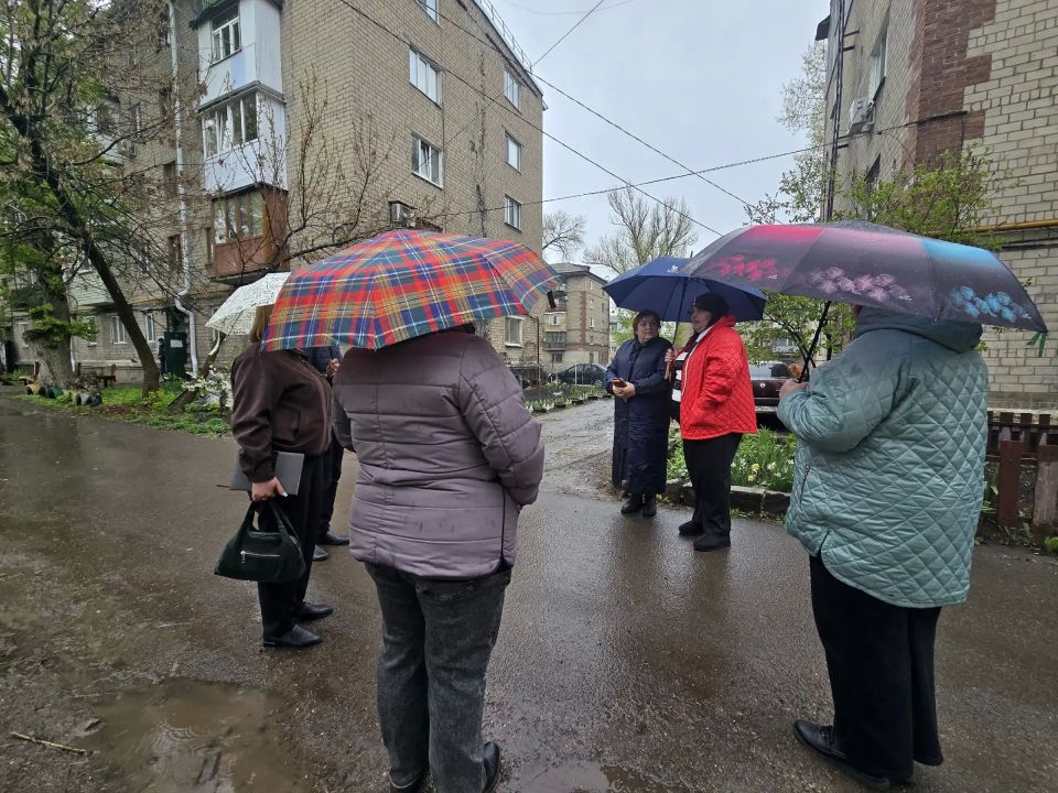 Во исполнение поручения Главы Республики Дениса Пушилина, 21 апреля, спикер-активист Татьяна Синяговская и депутат Народного Совета Наталья Бурцева провели встречу с жителями Кировского района на подведомственной территории... Во исполнение поручения Главы Республики Дениса Пушилина, 21 апреля, спикер-активист Татьяна Синяговская и депутат Народного Совета Наталья Бурцева провели встречу с жителями Кировского района на подведомственной территории...