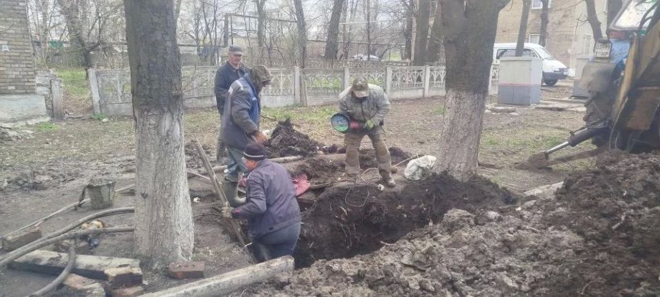 Аварийно-восстановительная бригада Хабаровского края продолжает помогать на территории Дебальцево Аварийно-восстановительная бригада Хабаровского края продолжает помогать на территории Дебальцево