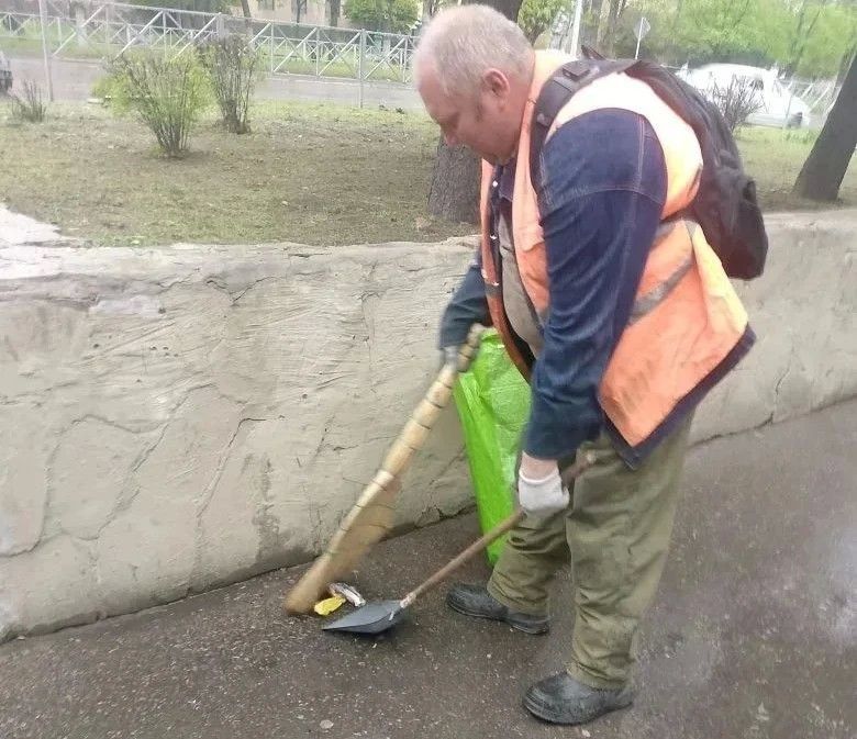 Коммунальщики Снежного продолжают благоустраивать территории общего пользования Коммунальщики Снежного продолжают благоустраивать территории общего пользования
