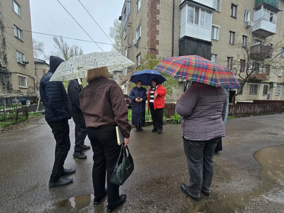 Во исполнение поручения Главы Республики Дениса Пушилина, 21 апреля, спикер-активист Татьяна Синяговская и депутат Народного Совета Наталья Бурцева провели встречу с жителями Кировского района на подведомственной территории... Во исполнение поручения Главы Республики Дениса Пушилина, 21 апреля, спикер-активист Татьяна Синяговская и депутат Народного Совета Наталья Бурцева провели встречу с жителями Кировского района на подведомственной территории...