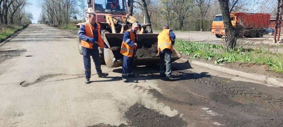 Спецтехника из Кузбасса ежедневно работает на благо Горловки Спецтехника из Кузбасса ежедневно работает на благо Горловки