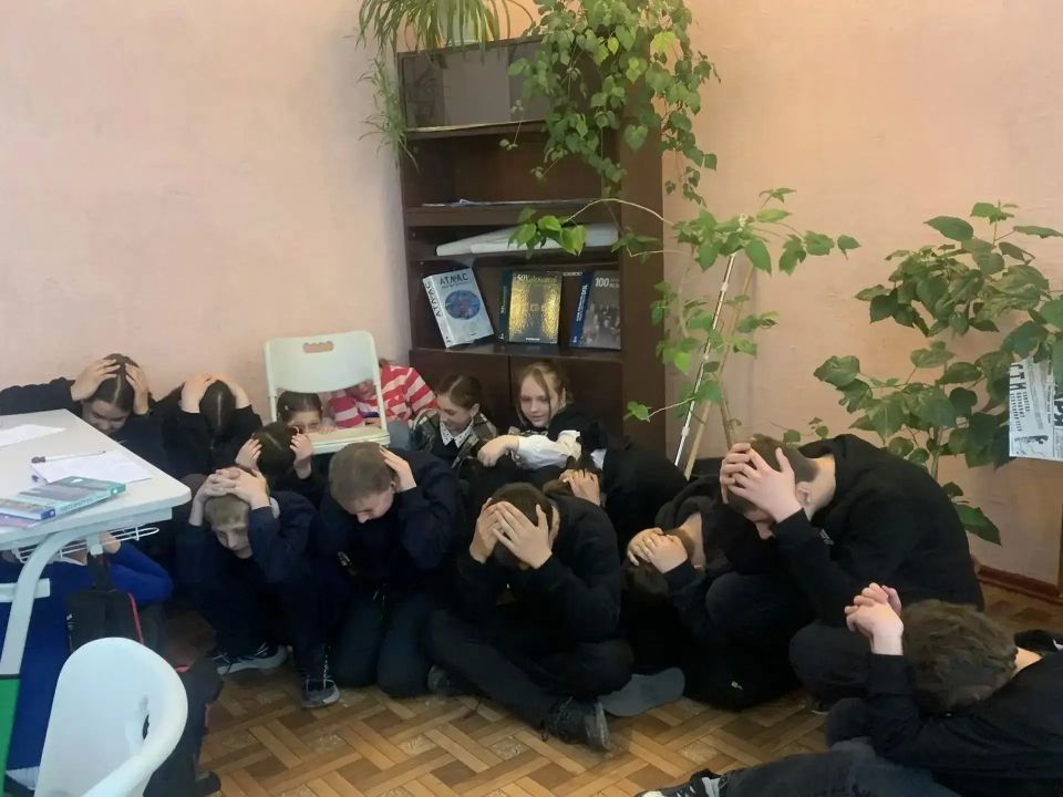 В рамках проведения всероссийского учения 21 апреля 2026 г. в ГБОУ «ШКОЛА №13 г.о. Торез» прошли учения по отработке комплексного сценария «Действия работников, обучающихся, сотрудников охраны образовательных организаций, а... В рамках проведения всероссийского учения 21 апреля 2026 г. в ГБОУ «ШКОЛА №13 г.о. Торез» прошли учения по отработке комплексного сценария «Действия работников, обучающихся, сотрудников охраны образовательных организаций, а...