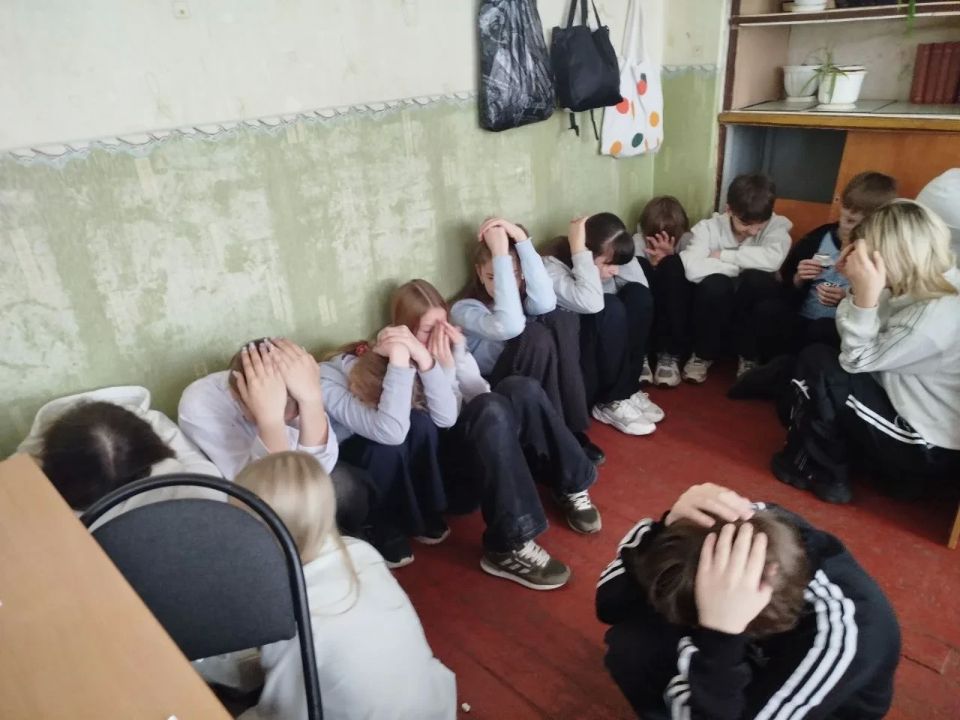 Сегодня 21 апреля в ГБОУ «Школа №6 им. Н. Я. Ильина г.о.Дебальцево» прошли всероссийские учения по отработке комплексного сценария «Действия работников, обучающихся, сотрудников охраны образовательных организаций, а также... Сегодня 21 апреля в ГБОУ «Школа №6 им. Н. Я. Ильина г.о.Дебальцево» прошли всероссийские учения по отработке комплексного сценария «Действия работников, обучающихся, сотрудников охраны образовательных организаций, а также...