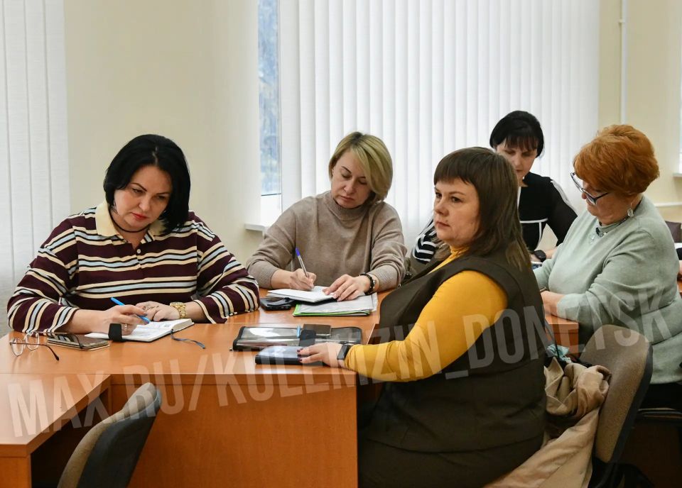 Алексей Кулемзин: Сегодня состоялось заседание оргкомитета по подготовке и празднованию Дня Победы, которое провела руководитель аппарата администрации городского округа Донецк Анна Лаврушко Алексей Кулемзин: Сегодня состоялось заседание оргкомитета по подготовке и празднованию Дня Победы, которое провела руководитель аппарата администрации городского округа Донецк Анна Лаврушко