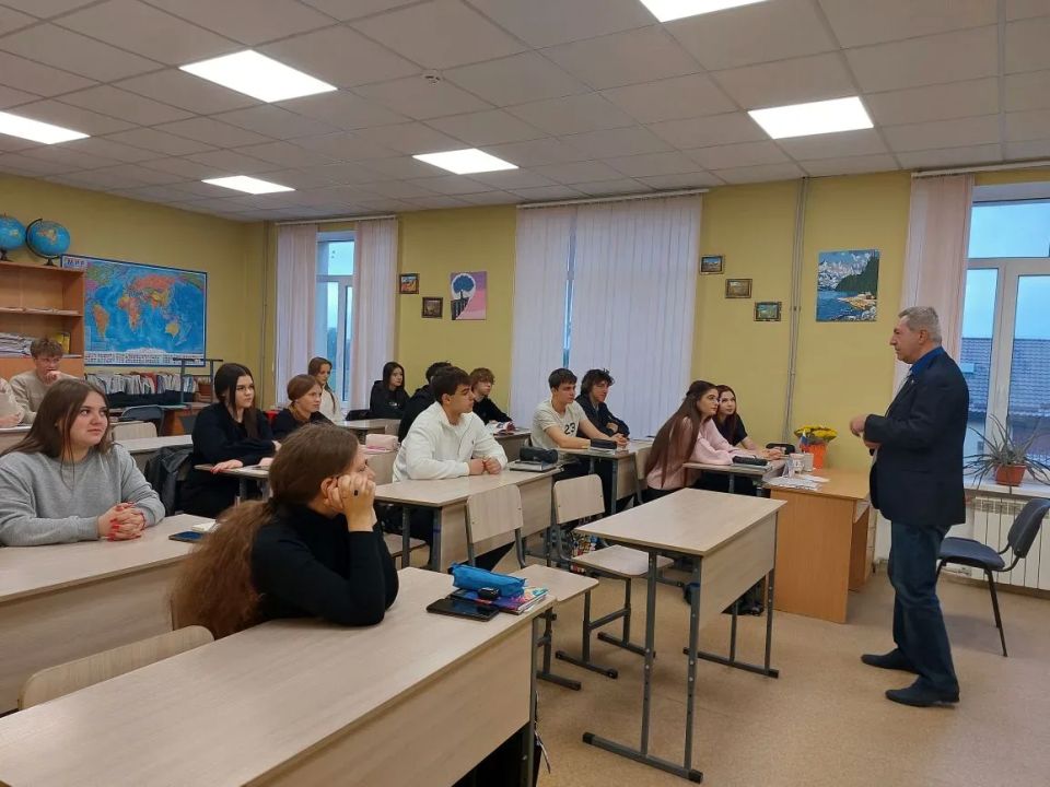 В преддверии Дня местного самоуправления, который отмечается сегодня, в Мангушской школе № 2 состоялась интересная встреча с депутатом Мангушского муниципального совета, членом фракции партии «ЕДИНАЯ РОССИЯ» Мацукой... В преддверии Дня местного самоуправления, который отмечается сегодня, в Мангушской школе № 2 состоялась интересная встреча с депутатом Мангушского муниципального совета, членом фракции партии «ЕДИНАЯ РОССИЯ» Мацукой...