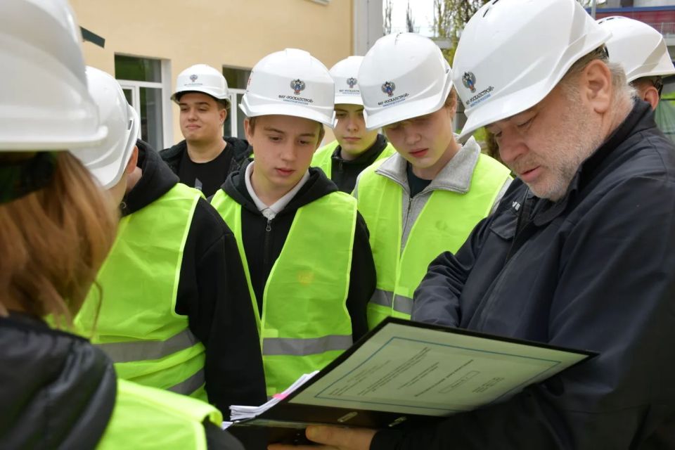 Согласно плану профориентационных мероприятий по введению в специальность "Строительство и эксплуатация зданий и сооружений", в рамках программ ФП "Профессионалитет" национального проекта "Молодёжь и дети", заместитель... Согласно плану профориентационных мероприятий по введению в специальность "Строительство и эксплуатация зданий и сооружений", в рамках программ ФП "Профессионалитет" национального проекта "Молодёжь и дети", заместитель...