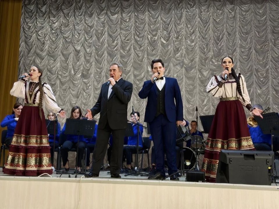 Концертами в посёлках Приазовья ансамбль «Донбасс» дал старт акции ко Дню Победы Концертами в посёлках Приазовья ансамбль «Донбасс» дал старт акции ко Дню Победы