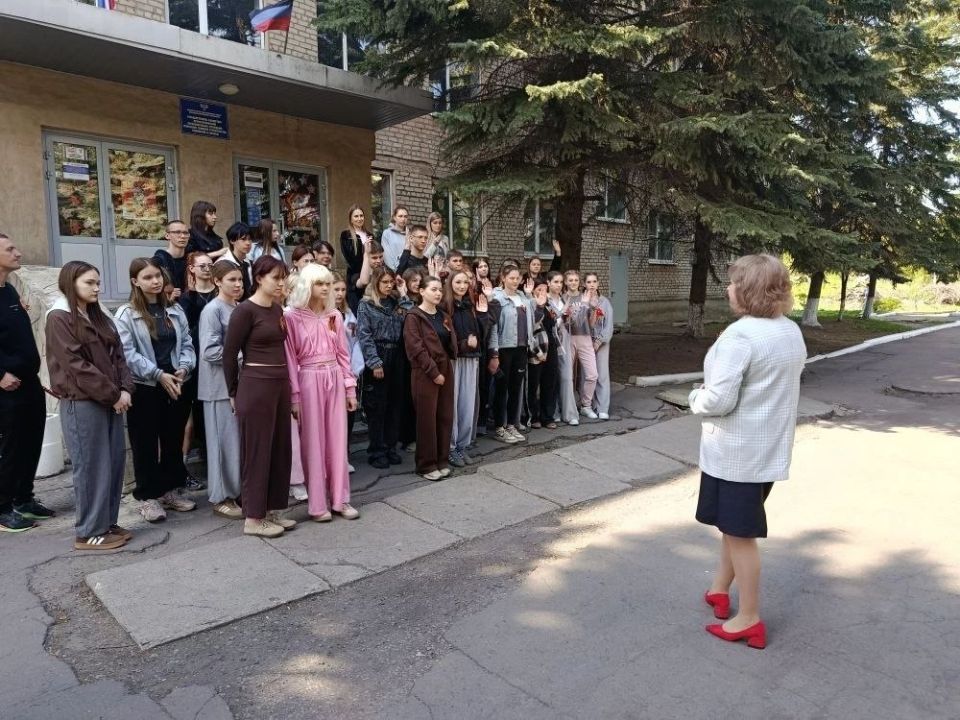 Депутат Торезского городского совета Донецкой Народной Республики Яна Оприщенко провела встречу со студентами ГБПОУ «Торезский медицинский колледж»