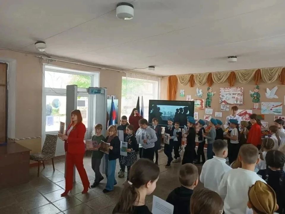 Сегодня, 7 мая 2026 года, в ГБОУ «Школа №11 г.о. Торез» прошла патриотическая акция «Бессмертный полк» Сегодня, 7 мая 2026 года, в ГБОУ «Школа №11 г.о. Торез» прошла патриотическая акция «Бессмертный полк»