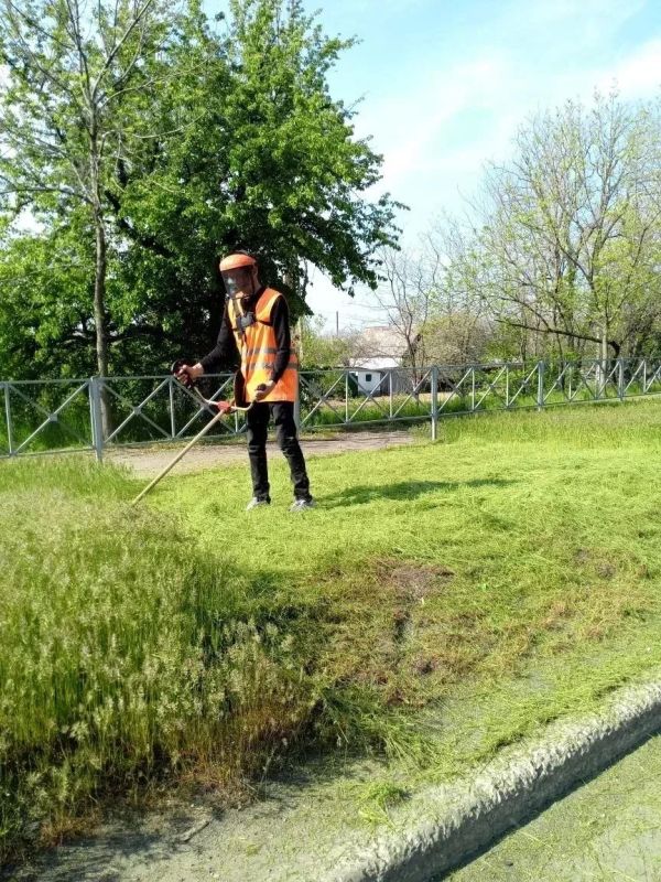 Коммунальщики Снежного продолжают благоустраивать территории общего пользования Коммунальщики Снежного продолжают благоустраивать территории общего пользования