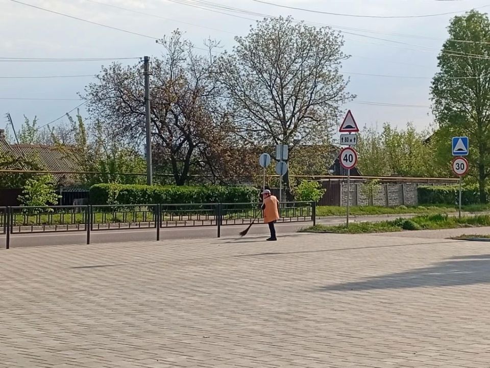 Приводим в порядок к Дню Великой Победы памятные и дорогие ясиноватцам места Приводим в порядок к Дню Великой Победы памятные и дорогие ясиноватцам места
