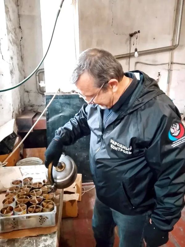 Активисты Народного контроля и Женского движения Единой России в Торезе изготавливают окопные свечи для бойцов Активисты Народного контроля и Женского движения Единой России в Торезе изготавливают окопные свечи для бойцов
