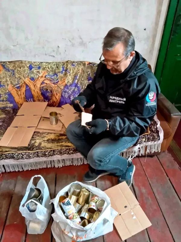 Активисты Народного контроля и Женского движения Единой России в Торезе изготавливают окопные свечи для бойцов Активисты Народного контроля и Женского движения Единой России в Торезе изготавливают окопные свечи для бойцов