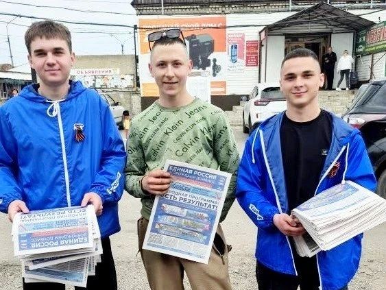 В Шахтерске продолжается раздача спецвыпуска газеты «Донецкая Республика» В Шахтерске продолжается раздача спецвыпуска газеты «Донецкая Республика»