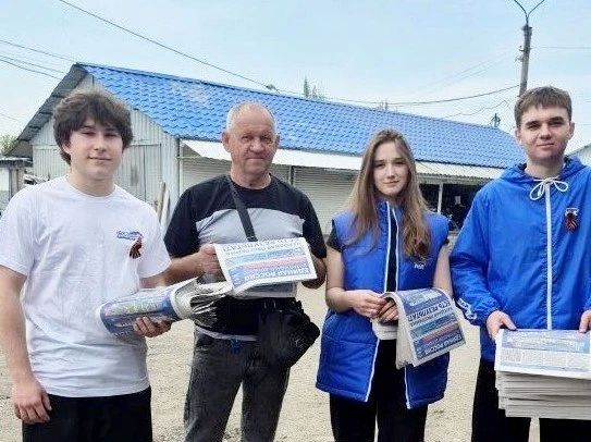 В Шахтерске продолжается раздача спецвыпуска газеты «Донецкая Республика» В Шахтерске продолжается раздача спецвыпуска газеты «Донецкая Республика»