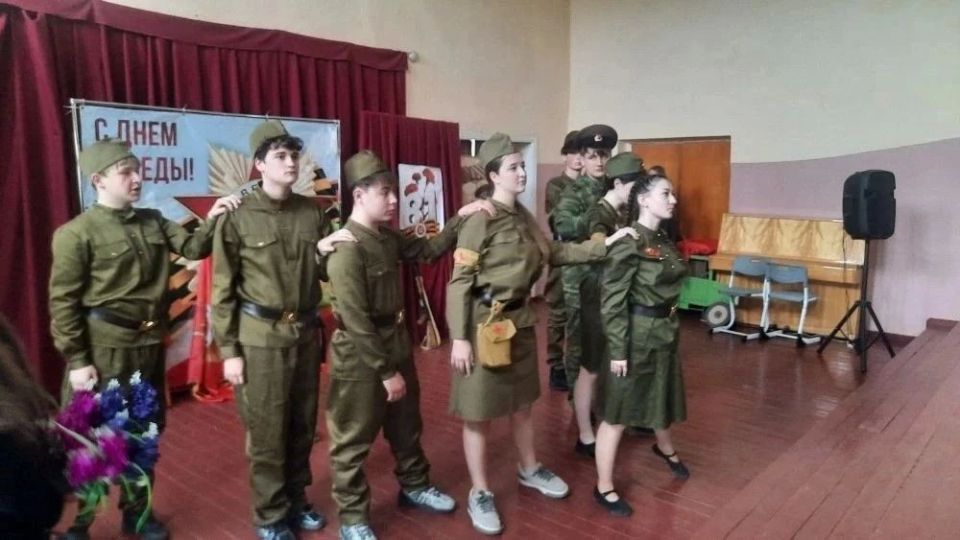 В ГБОУ «Гимназия г.о. Торез» в рамках акции «Классика Победы» проведён конкурс «История одной песни»