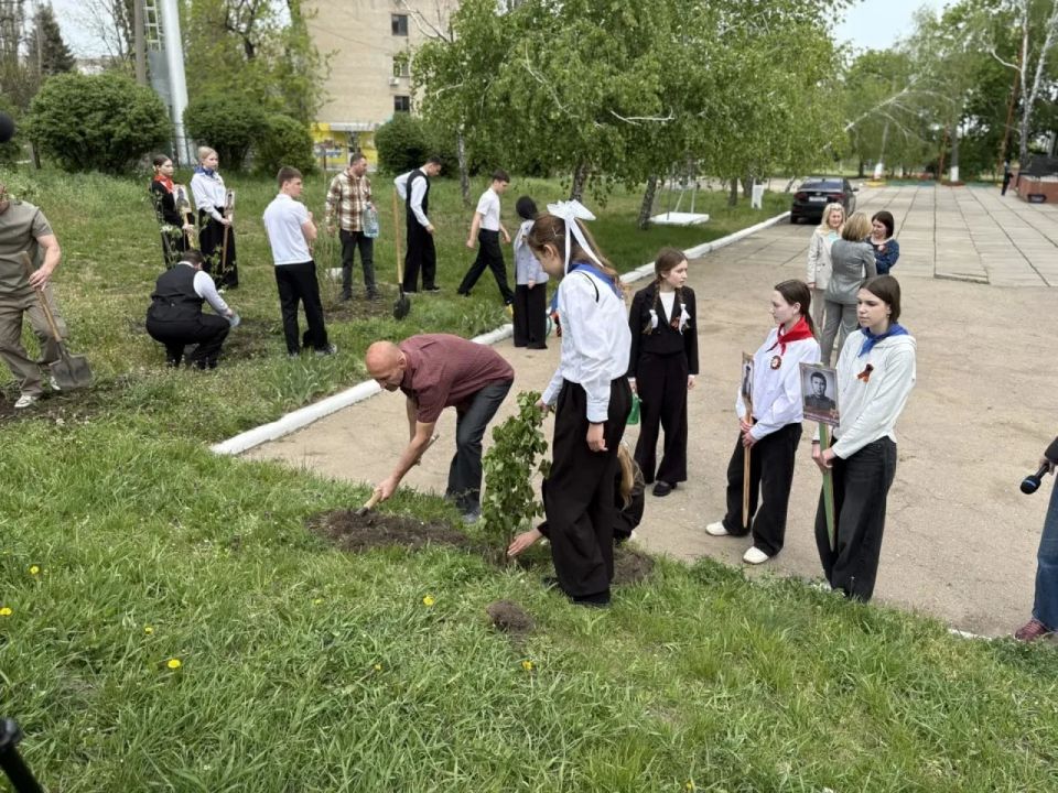 Ветераны боевых действий ДНР приняли участие в акции «Сад памяти» вместе с учениками Харцызского лицея «Интеллект» Ветераны боевых действий ДНР приняли участие в акции «Сад памяти» вместе с учениками Харцызского лицея «Интеллект»