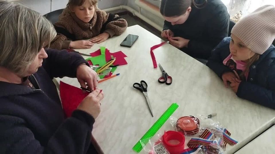 5 мая 2026 года в МБУ «Привольненский СДК» прошёл мастеркласс «Брошь из георгиевской ленты», на котором участники сделали символические украшения в преддверии Дня Победы